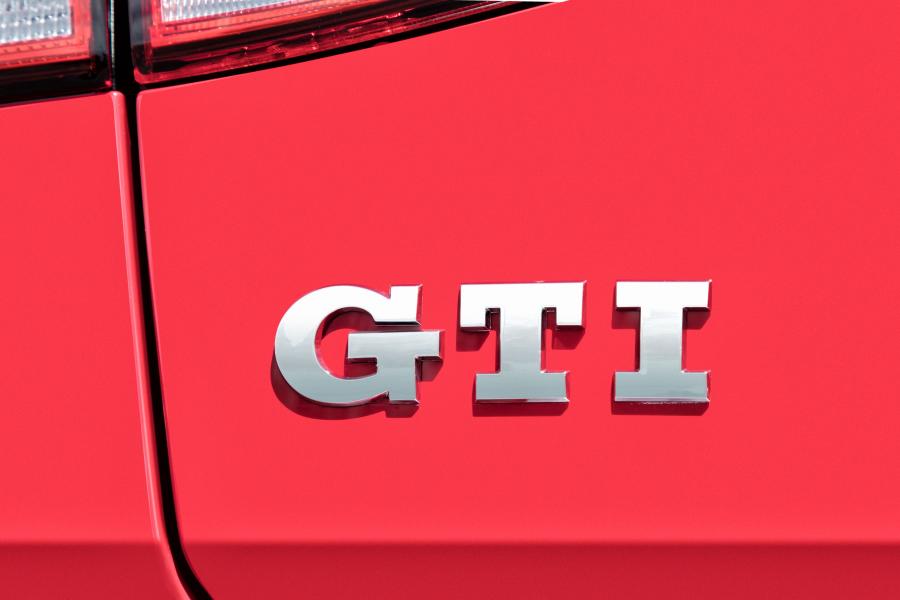 Логотип Volkswagen Golf GTI 5-Door (Typ 5G) 2017 года  (NA) (фото 6 из 41)